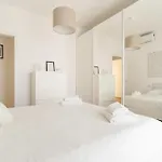 Guesthost - Spacious Balcony X6 Lägenhet *