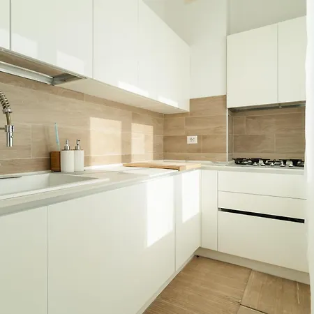 Guesthost - Spacious Balcony X6 Apartment
