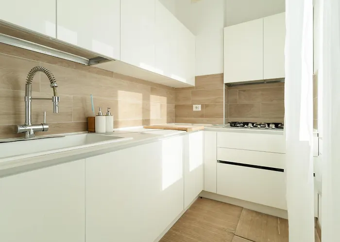 Guesthost - Spacious Balcony X6 Apartment