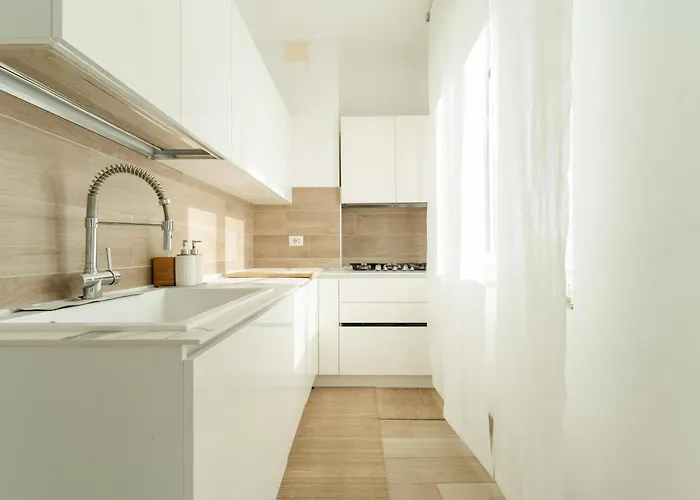 Guesthost - Spacious Balcony X6 Apartment *