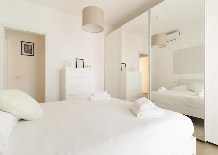 Guesthost - Spacious Balcony X6 Apartment *