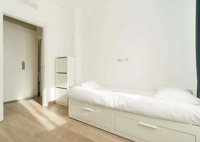 Guesthost - Spacious Balcony X6 Apartment *