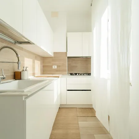 Guesthost - Spacious Balcony X6 Apartment *